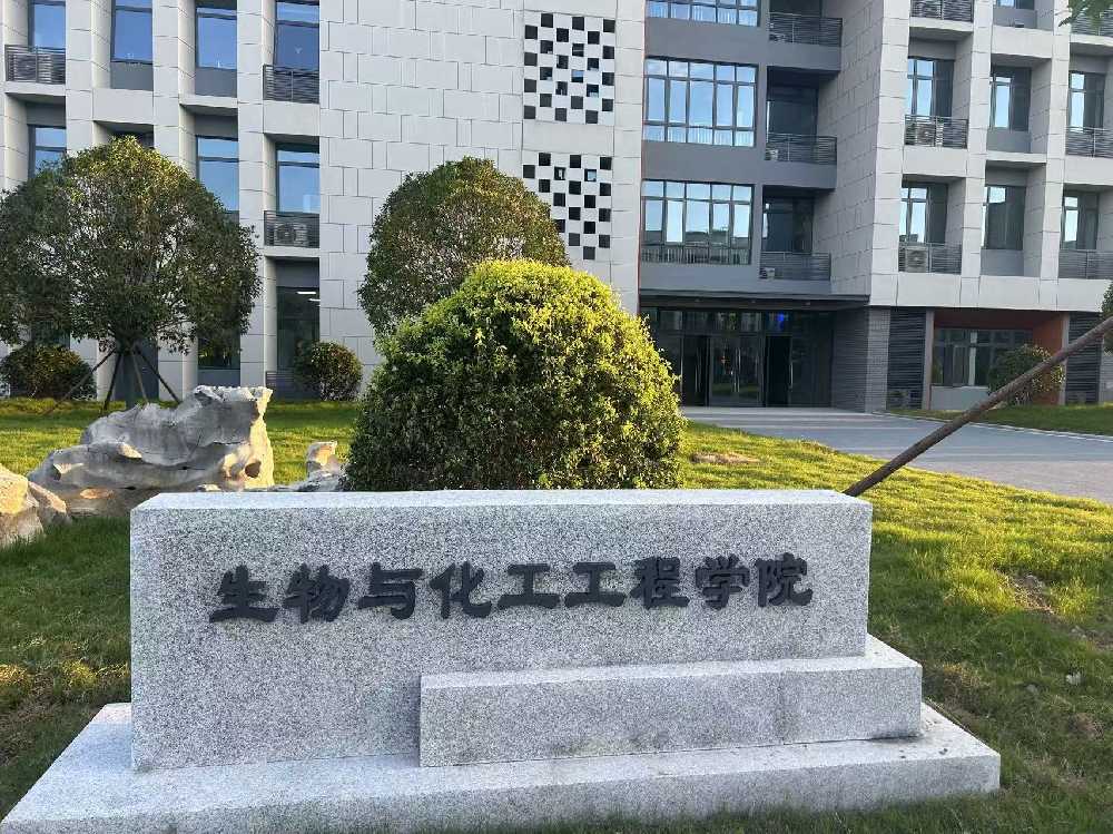 梁平区扬州职业大学体育场高杆灯项目